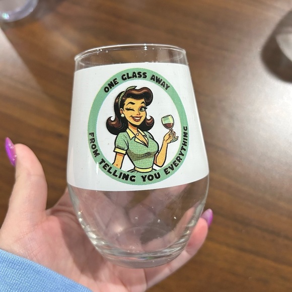 Vintage Style Wine Glass with Retro Design - Picture 3 of 3